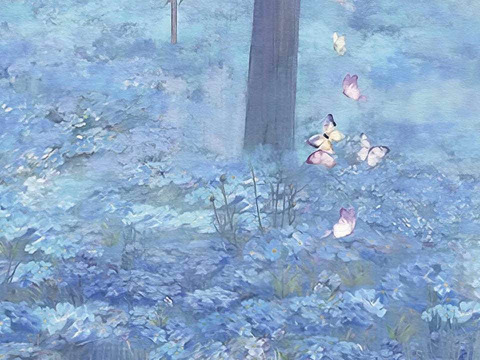 Fototapeta Las z wysokimi drzewami w mgle fragment #2