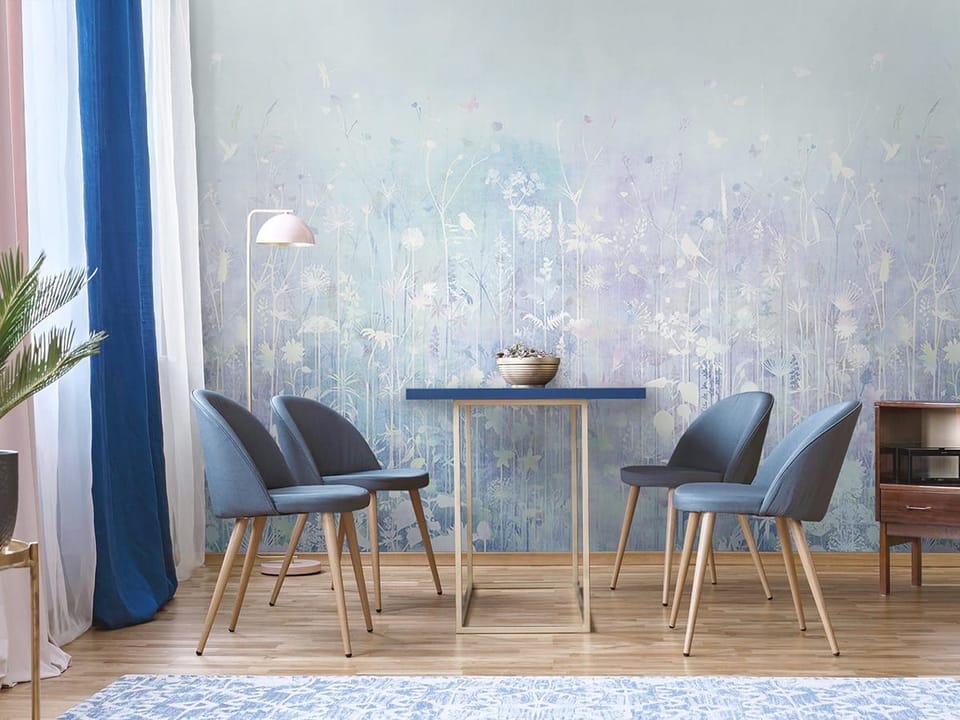 Fototapeta Delikatne kwiaty na łące we wnętrzu kuchni