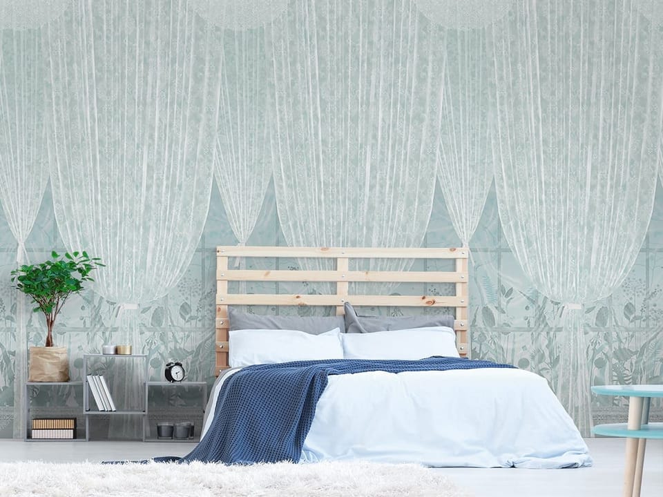 Fototapeta Zasłony z roślinnymi wzorami we wnętrzu sypialni