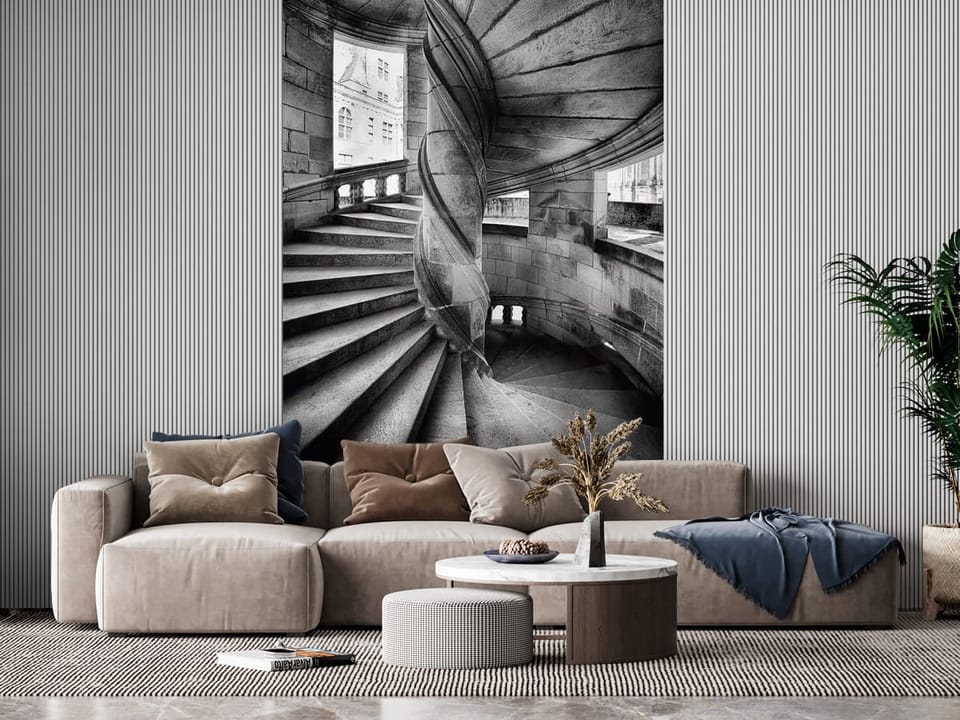 Fototapeta z kręconymi kamiennymi schodami i okrągłym oknem - inspiracja do pięknego salonu