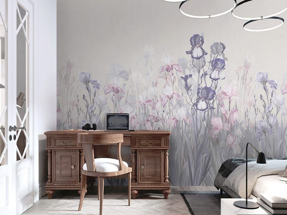 Fototapeta Kolorowe irysy na jasnym tle we wnętrzu sypialni