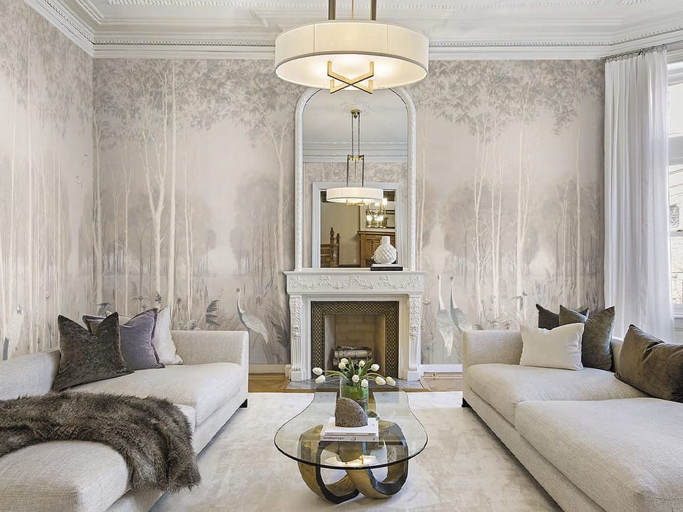 Fototapeta Las z wysokimi drzewami i mgłą we wnętrzu salonu