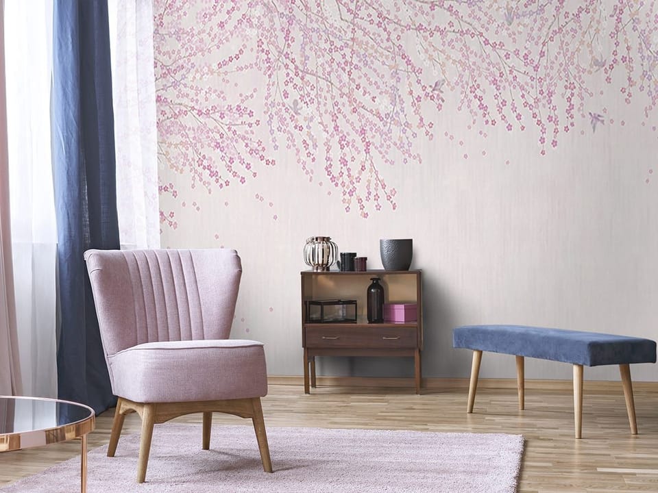 Fototapeta Sakura z różowymi kwiatami we wnętrzu salonu