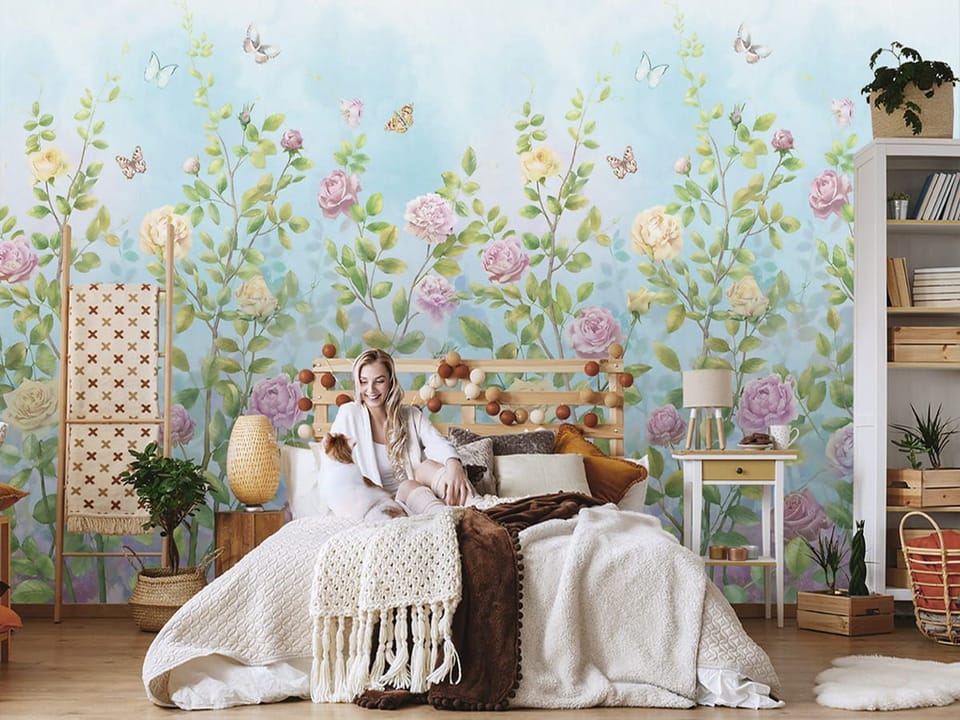 Fototapeta Kolorowe róże na łodygach we wnętrzu sypialni