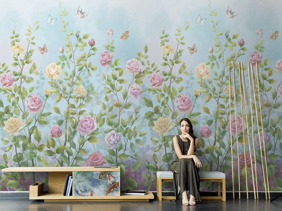 Fototapeta Kolorowe róże na łodygach we wnętrzu przedpokoju