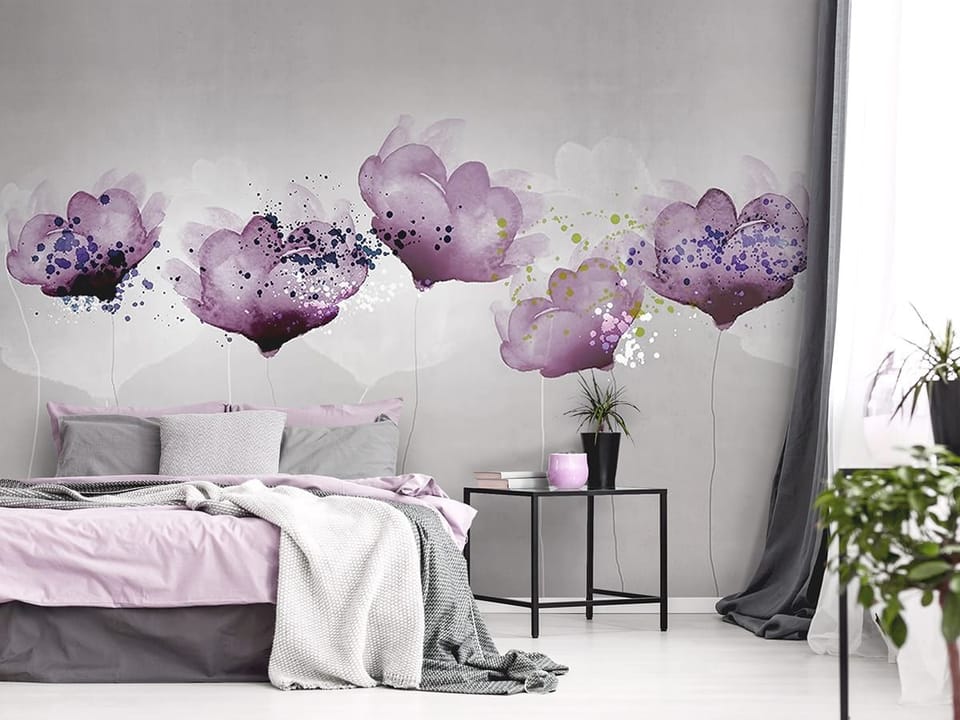 Fototapeta Fioletowe kwiaty na szarym tle we wnętrzu sypialni