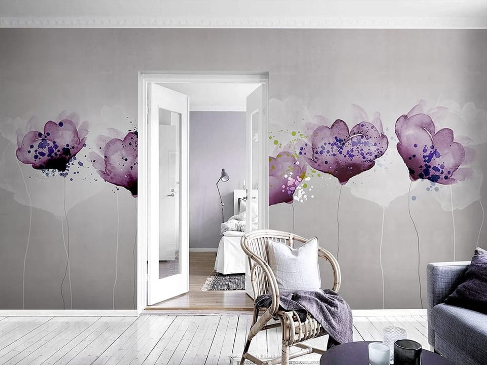 Fototapeta Fioletowe kwiaty na szarym tle we wnętrzu salonu