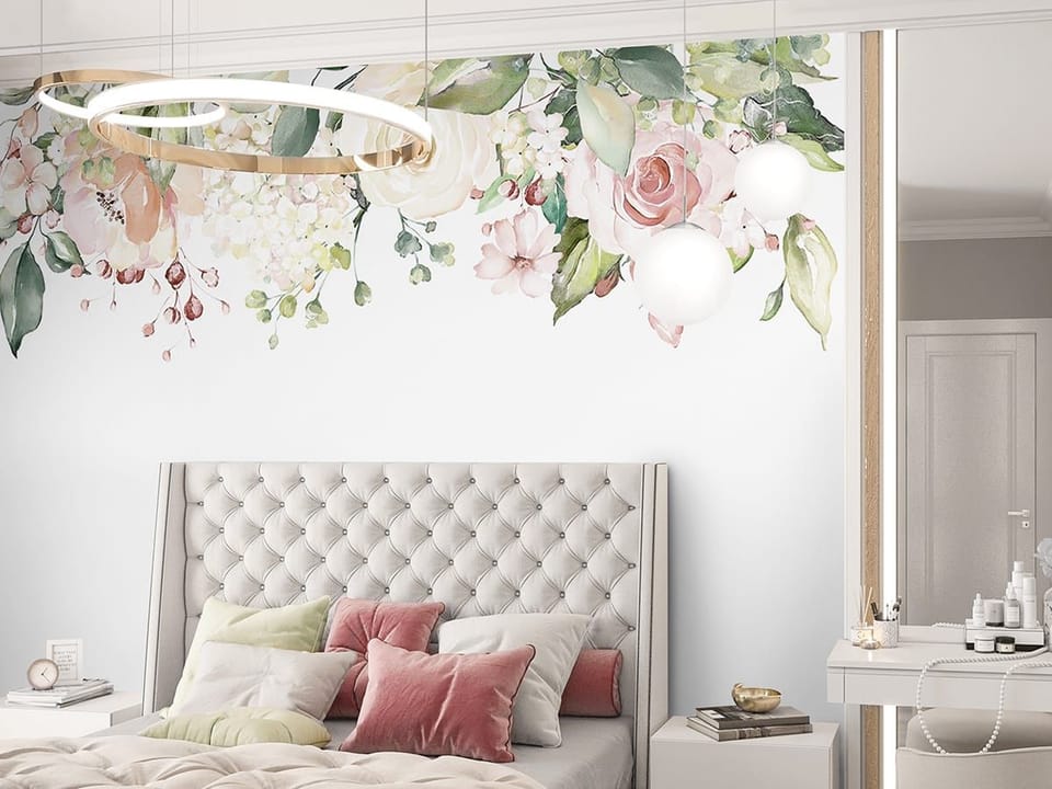 Fototapeta Delikatny wzór róż i liści we wnętrzu sypialni