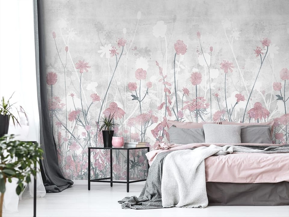 Fototapeta Kwiaty polne na tle szarego nieba we wnętrzu sypialni