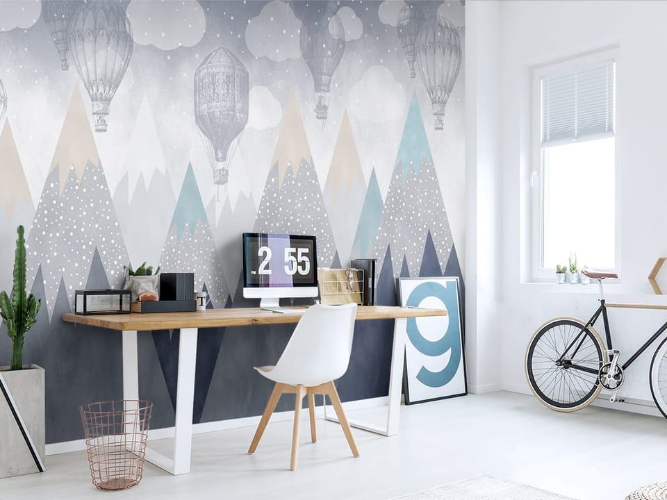 Fototapeta Góry z balonami na niebie we wnętrzu biura
