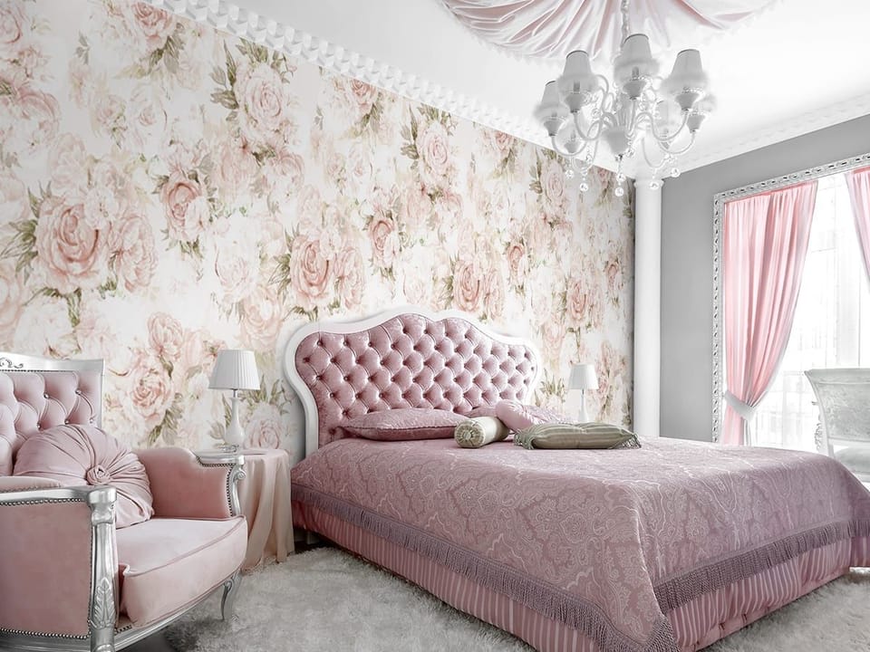 Fototapeta Różowe róże na jasnym tle we wnętrzu sypialni