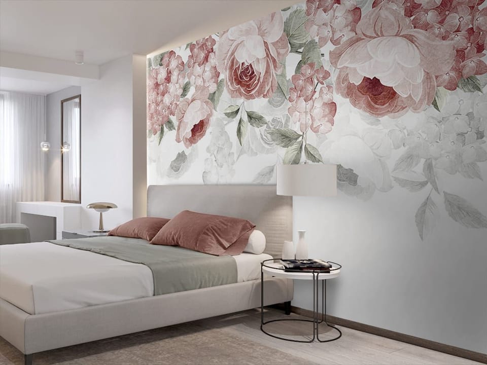Fototapeta Kwiaty w odcieniach różu i bieli we wnętrzu sypialni