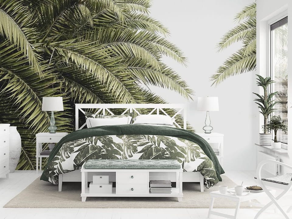 Fototapeta Zielone liście palmowe na niebie we wnętrzu sypialni