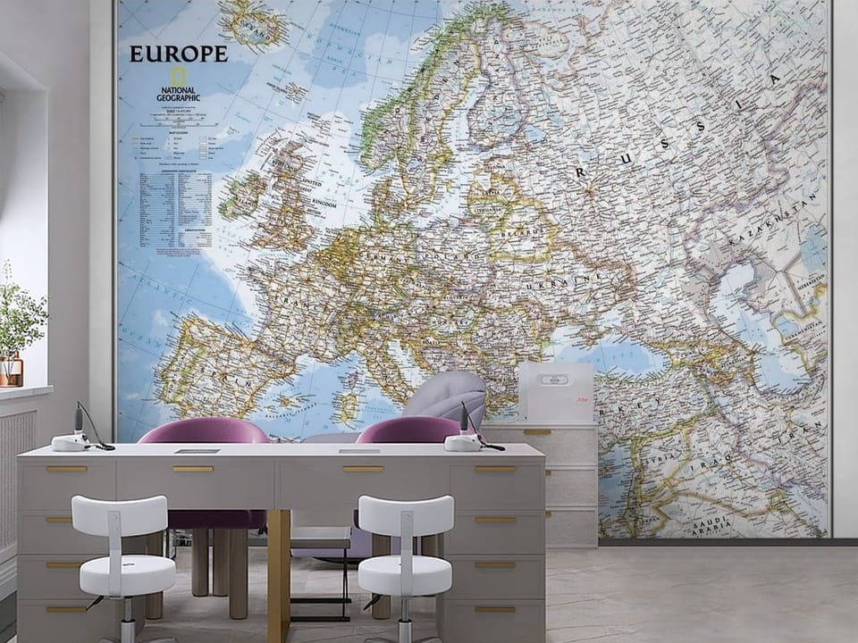 Fototapeta z mapą polityczną Europy, kontury krajów, nazwy miast i morza - aranżacja ściany w biurze