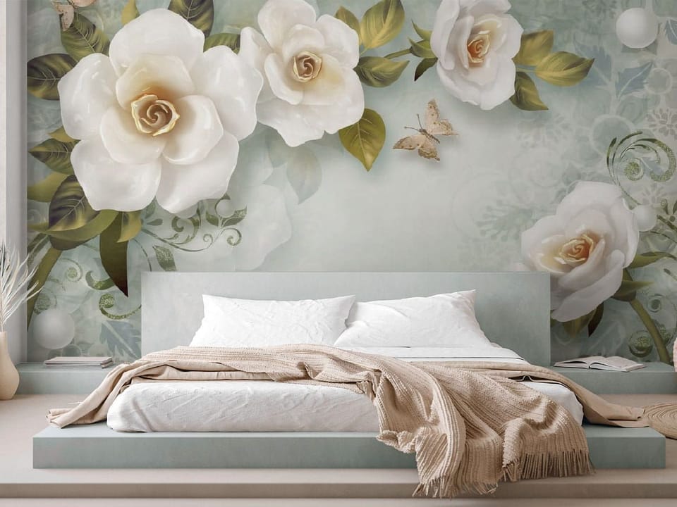 Fototapeta Białe róże z zielonymi liśćmi we wnętrzu sypialni