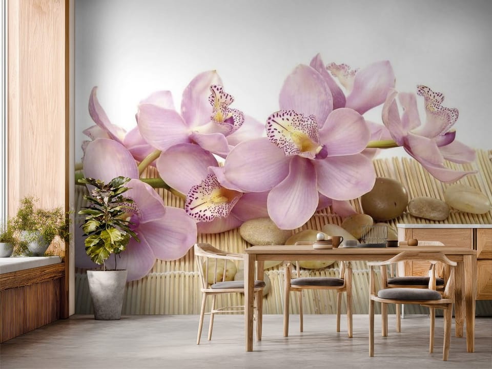 Fototapeta z fioletowymi orchideami na bambusowej macie i kamieniach - inspiracja do strefy jadalnianej w kuchni