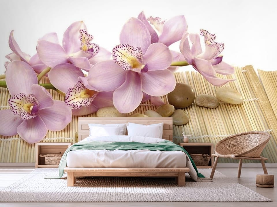 Fototapeta z fioletowymi orchideami na bambusowej macie i kamieniach - widok za łóżkiem w sypialni