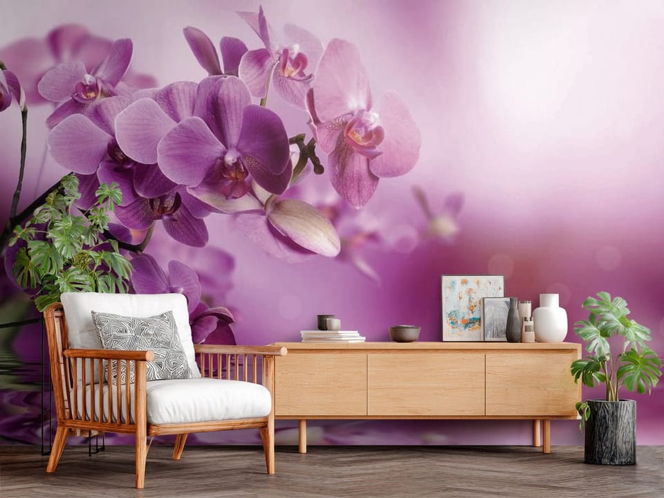 Fototapeta z fioletowymi orchideami unoszącymi się nad wodą z delikatnymi falami - przytulna strefa w przedpokoju