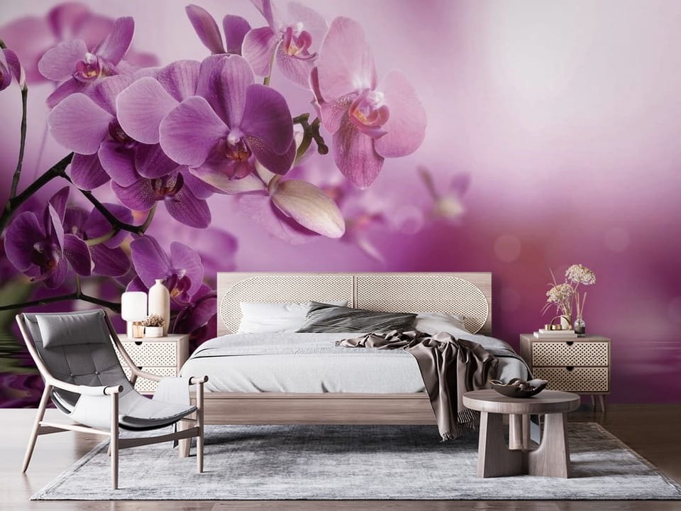 Fototapeta z fioletowymi orchideami unoszącymi się nad wodą z delikatnymi falami - nowoczesna ściana w nasłonecznionej sypialni
