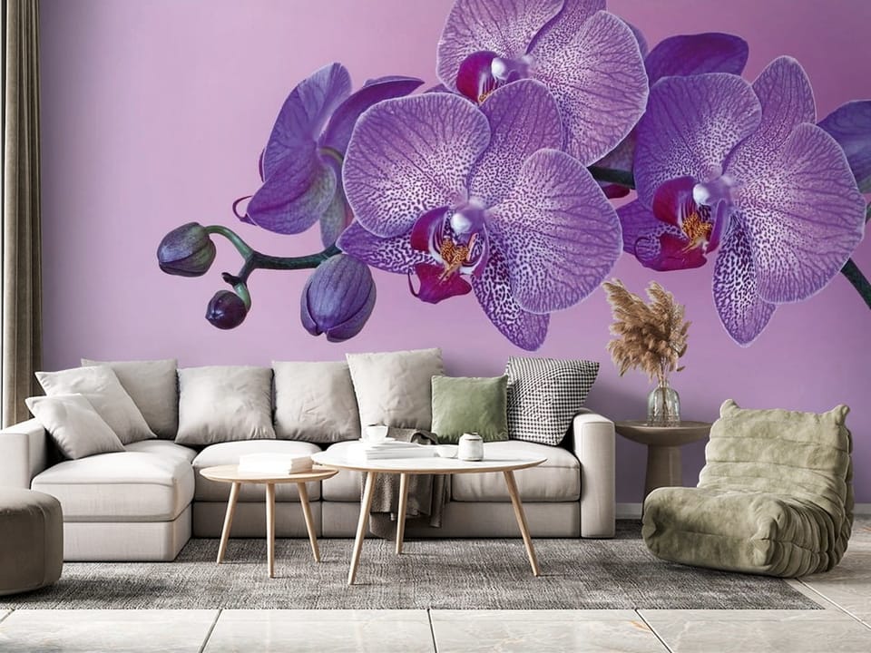Fototapeta z fioletowymi orchideami na różowym tle z delikatnymi wzorami - nowoczesny salon z różnymi dodatkami