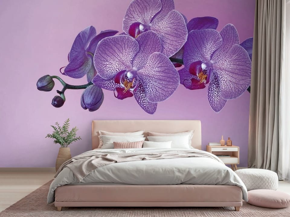 Fototapeta z fioletowymi orchideami na różowym tle z delikatnymi wzorami - sypialnia w różowych barwach