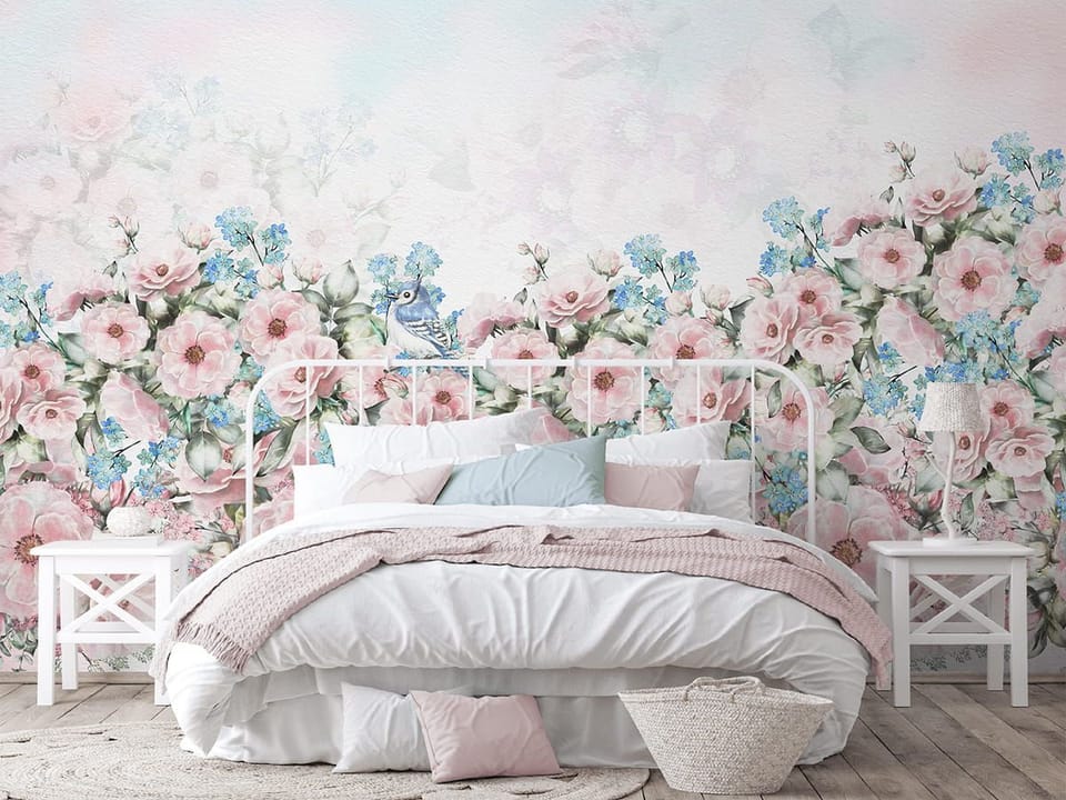 Fototapeta Bukiet różowych i niebieskich kwiatów we wnętrzu sypialni