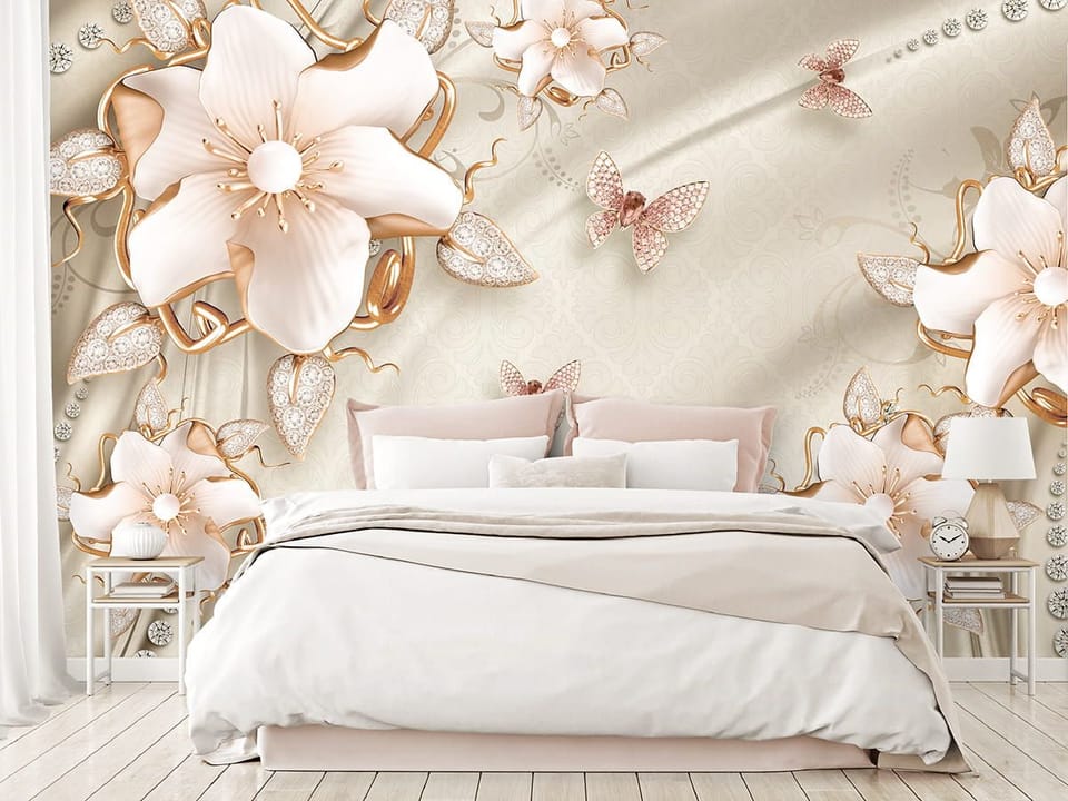 Fototapeta Białe kwiaty z liśćmi i złotymi akcentami we wnętrzu sypialni