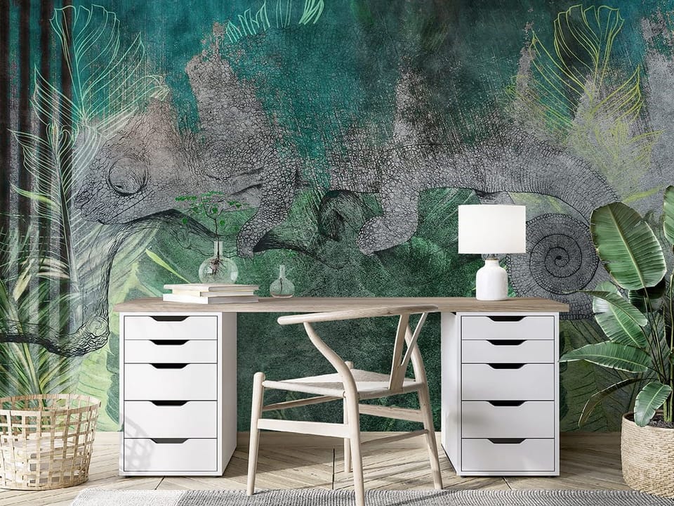 Fototapeta Kameleon wśród leśnych liści we wnętrzu biura