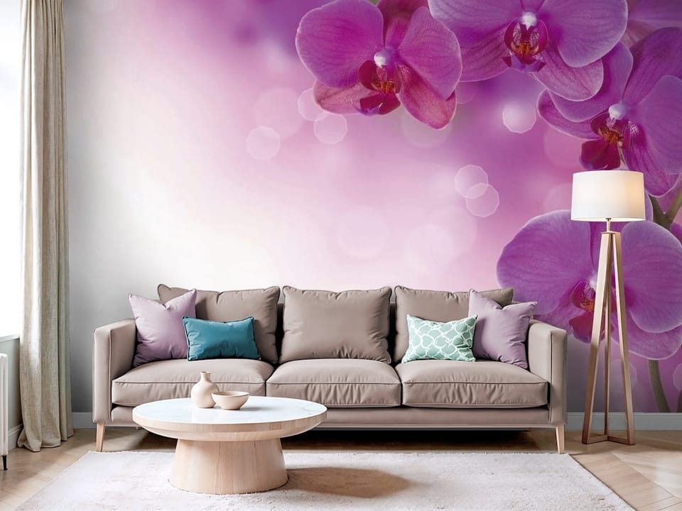Fototapeta z fioletowymi kwiatami orchidei na gałązce i rozmytym tle - aranżacja salonu w beżowych kolorach