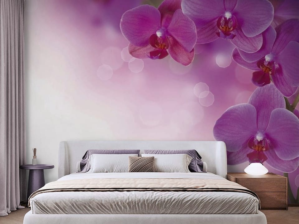 Fototapeta z fioletowymi kwiatami orchidei na gałązce i rozmytym tle - przytulna aranżacja w sypialni