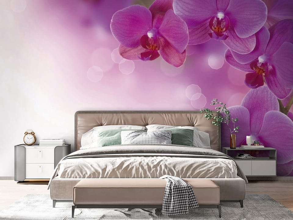 Fototapeta z fioletowymi kwiatami orchidei na gałązce i rozmytym tle - sypialnia z nowoczesną aranżacją