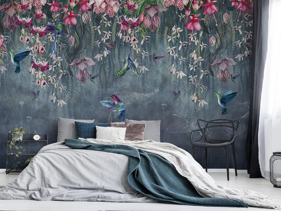 Fototapeta Egzotyczne kwiaty i kolibry we wnętrzu sypialni