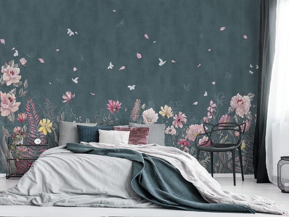 Fototapeta Kwiaty na tle ciemnego nieba we wnętrzu sypialni