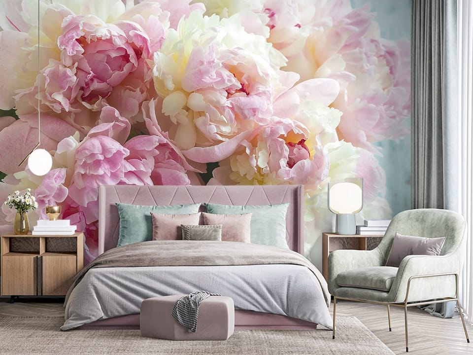 Fototapeta Bukiet Różowych Piwonii we wnętrzu sypialni