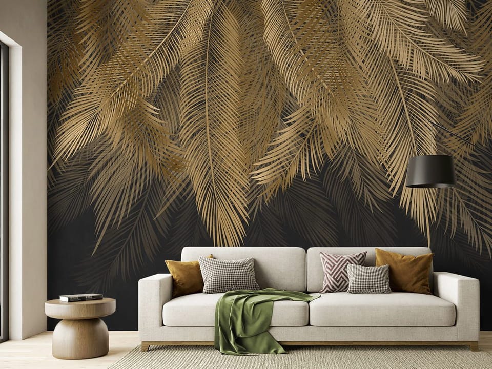 Fototapeta Złote liście palmowe na czerni we wnętrzu salonu