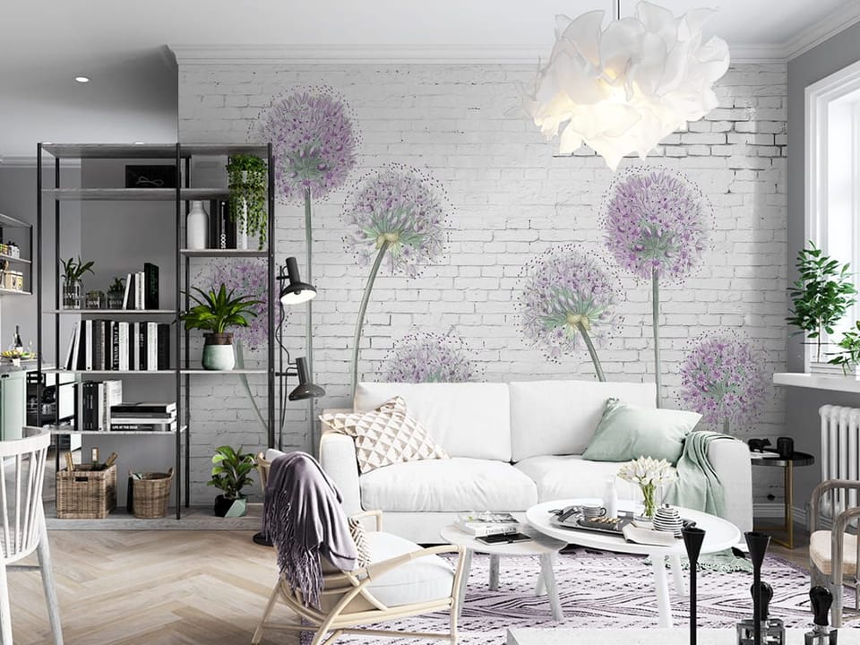Fototapeta Fioletowe kwiaty na cegle we wnętrzu salonu