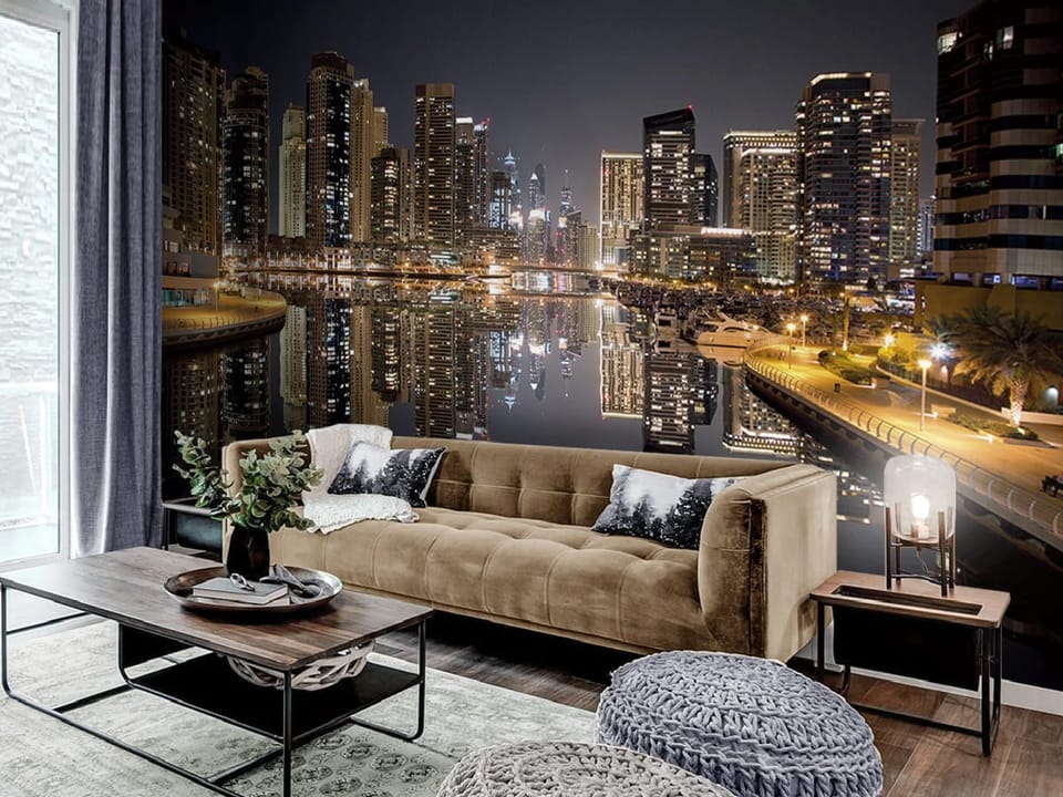 Fototapeta Wieżowce nocą, odbicie w wodzie we wnętrzu salonu