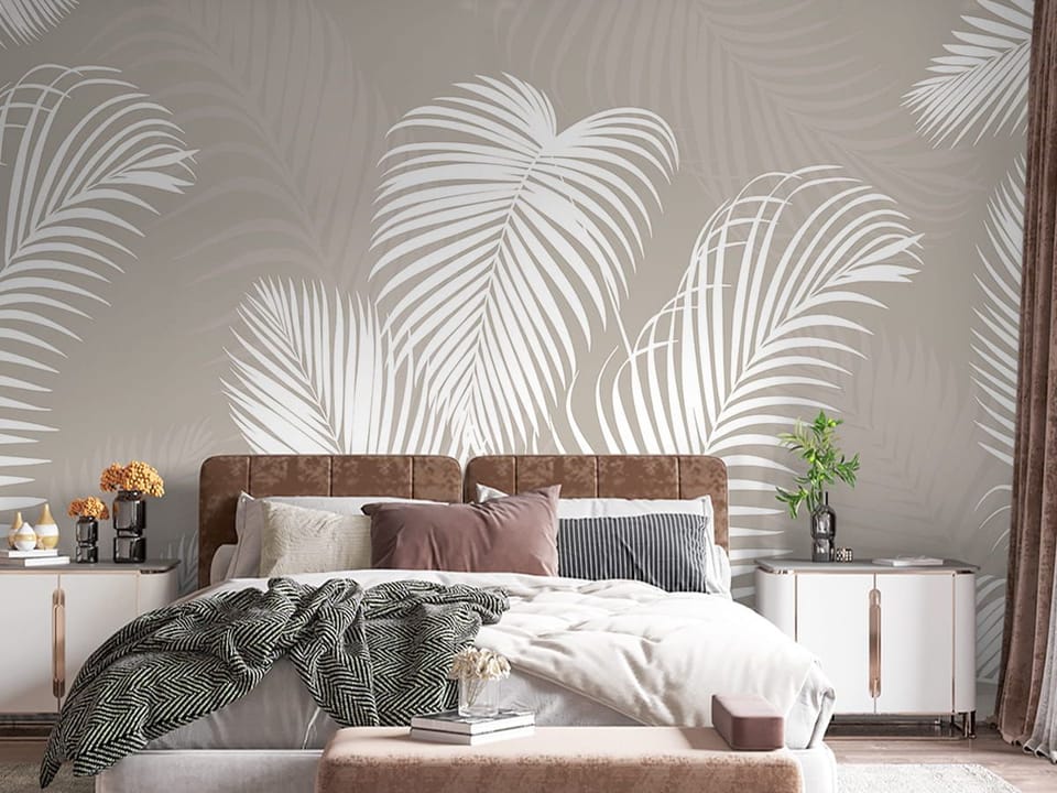 Fototapeta Białe liście palmowe na beżu we wnętrzu sypialni