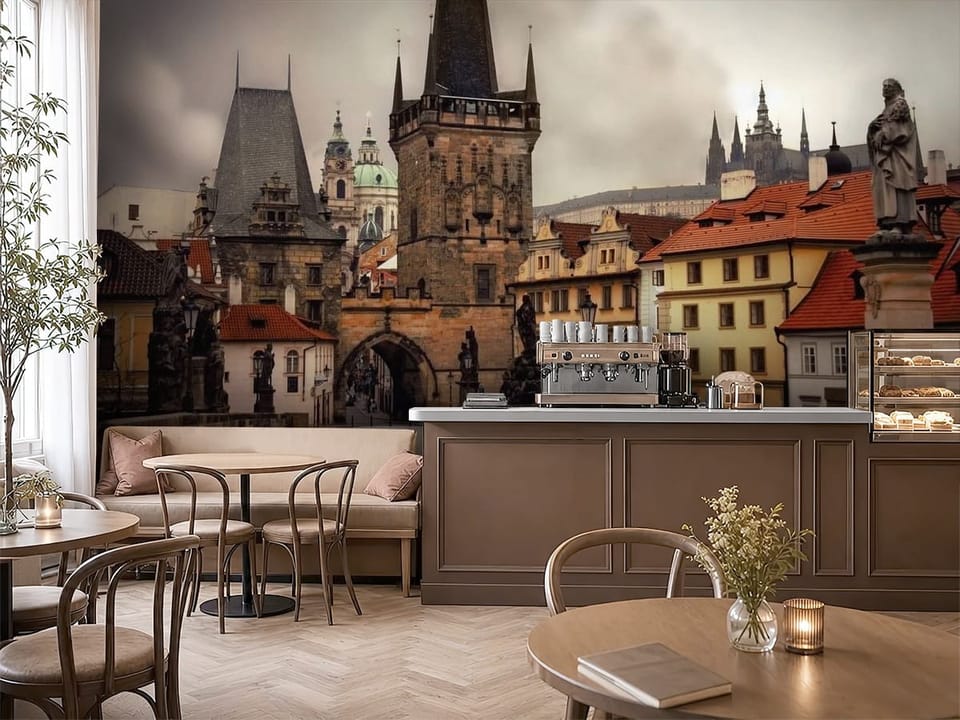 Fototapeta przedstawiająca średniowieczną wieżę na kamiennym moście z posągami - aranżacja kawiarni w brązowych kolorach