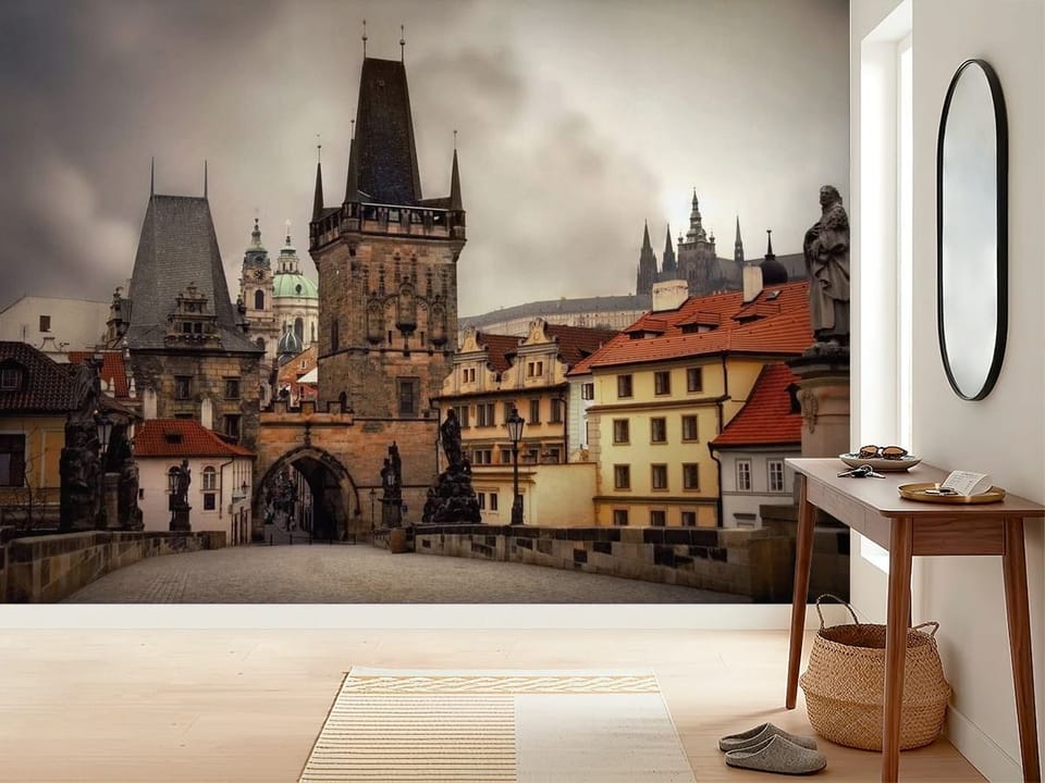 Fototapeta przedstawiająca średniowieczną wieżę na kamiennym moście z posągami - inspiracji do minimalistycznego przedpokoju