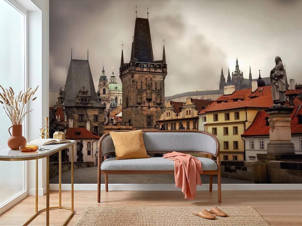 Fototapeta przedstawiająca średniowieczną wieżę na kamiennym moście z posągami - inspiracja do nowoczesnego przedpokoju