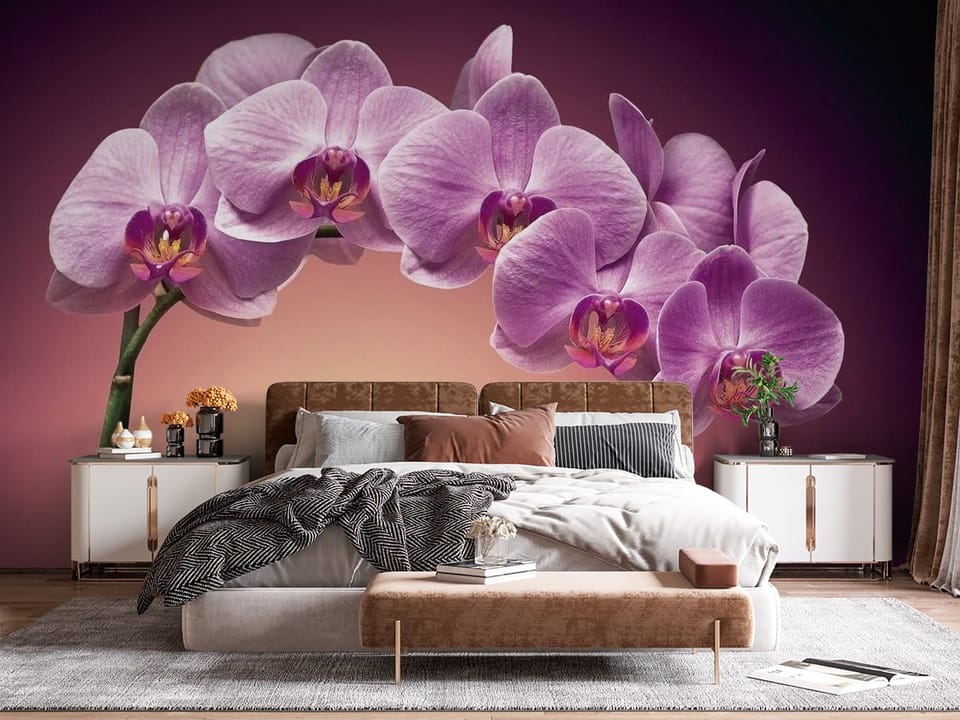 Fototapeta z fioletowymi orchideami na zielonej łodydze i ciemnym tle - aranżacja sypialni z naturalnym oświetleniem dziennym