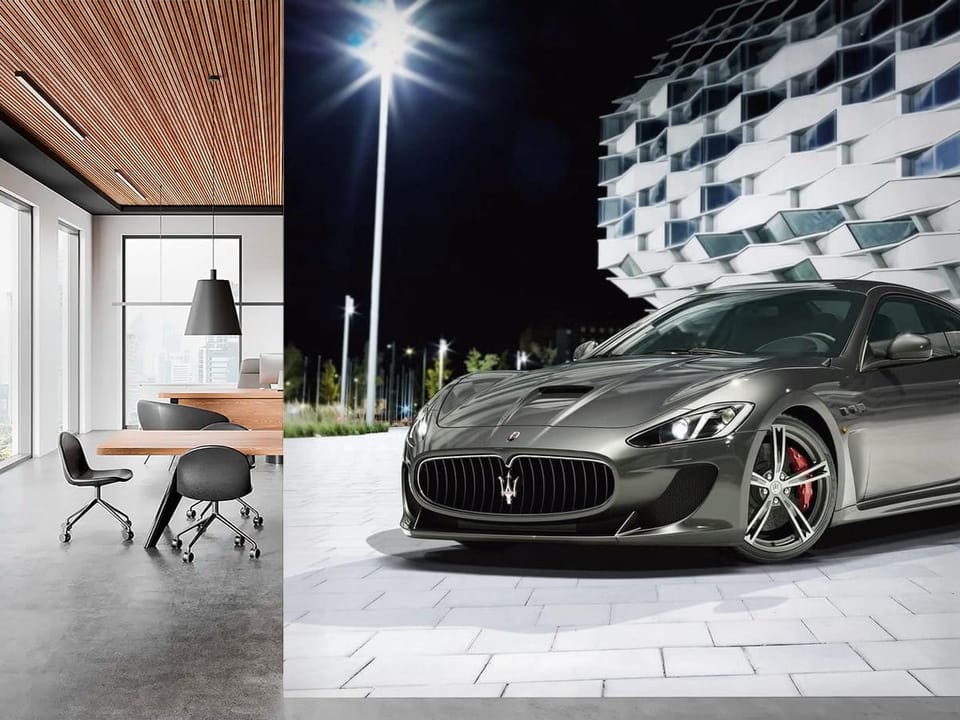 Fototapeta z srebrnym sportowym samochodem na parkingu nocą - ściana akcentowa w biurze