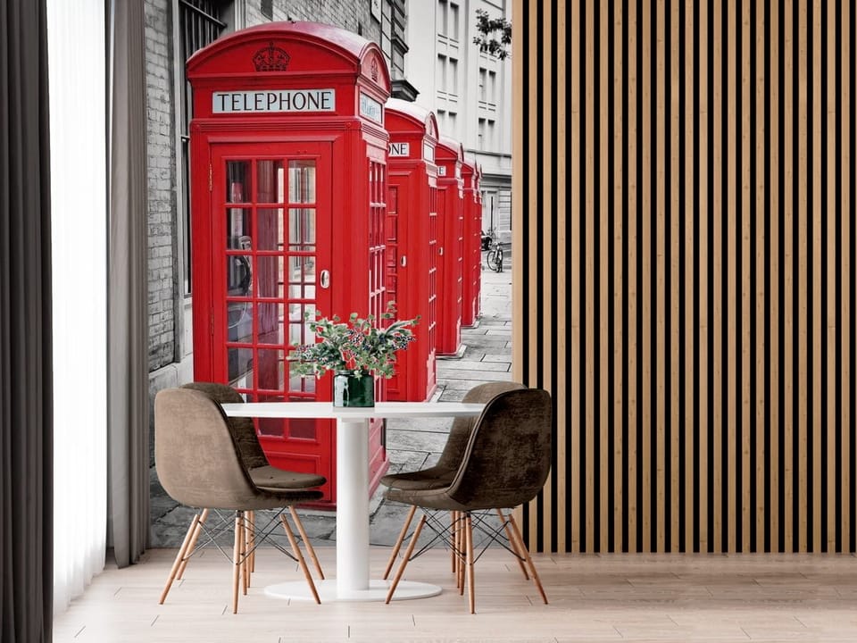 Fototapeta z czerwonymi budkami telefonicznymi na kamiennej ulicy Londynu - luksusowa inspiracja do strefy jadalnianej w kuchni