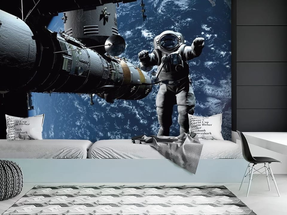 Fototapeta z astronautą w skafandrze, stacją kosmiczną i Ziemią - nowoczesne wnętrze w pokoju nastolatka