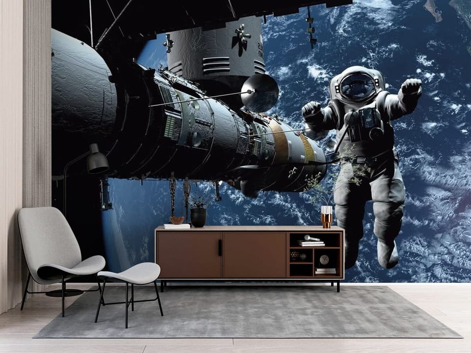 Fototapeta z astronautą w skafandrze, stacją kosmiczną i Ziemią - pomysłowe wykończenie ściany w jasnym przedpokoju