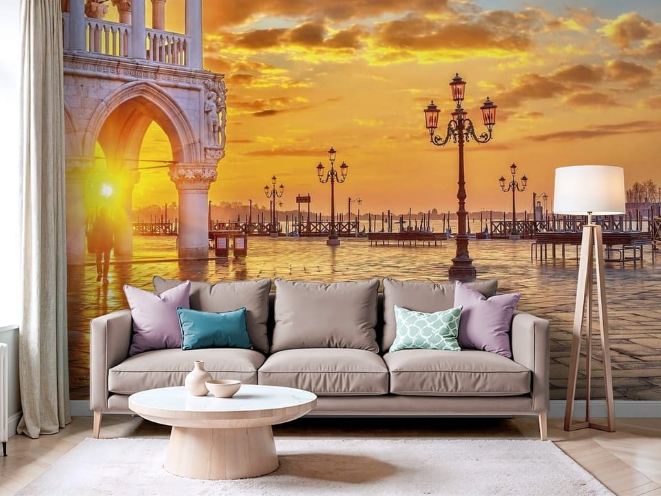 Fototapeta z kamienną architekturą i lampami ulicznymi na tle zachodu słońca - aranżacja salonu w beżowych kolorach
