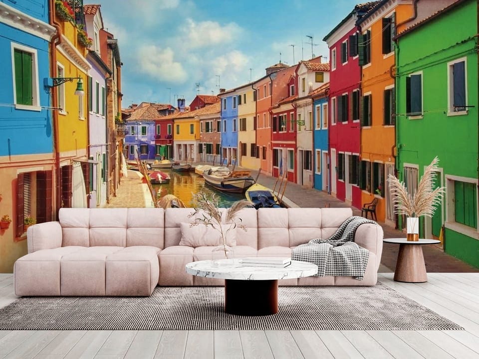 Fototapeta z kolorowymi budynkami Wenecji nad kanałem z łodziami i chmurami - salon w jasnych kolorach
