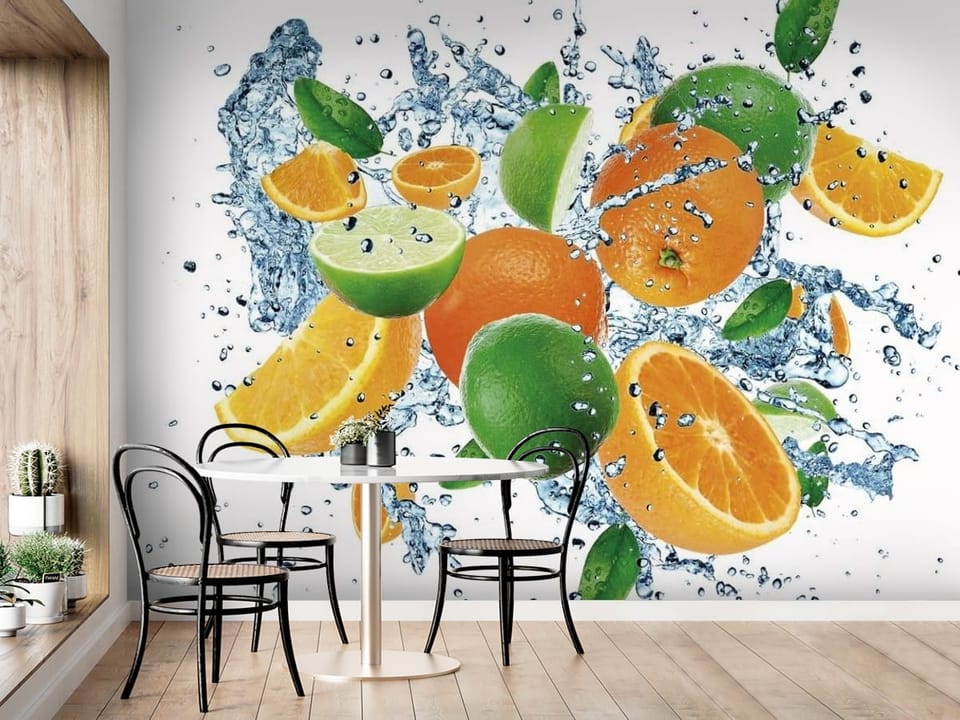 Fototapeta z cytrusami – pomarańcze i limonki w rozpryskach wody na białym tle - aranżacja ściany przy stole w kuchni