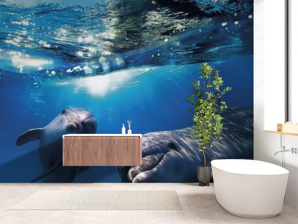 Fototapeta z dwoma delfinami pod wodą na tle błękitnego oceanu - łazienka z zieloną rośliną doniczkową
